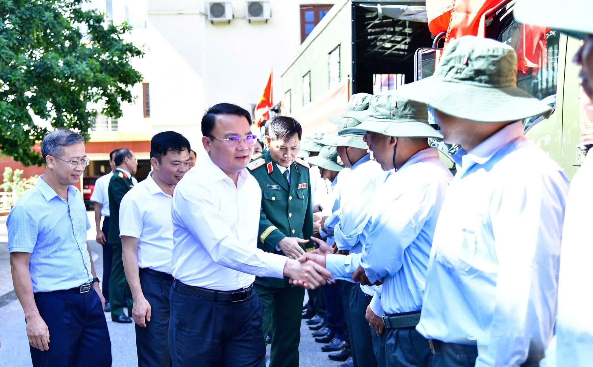 Đồng chí Phùng Thành Vinh - Phó chủ tịch UBND tỉnh động viên cán bộ, chiến sĩ Đội Quy tập liệt sĩ trước khi lên đường làm nhiệm vụ