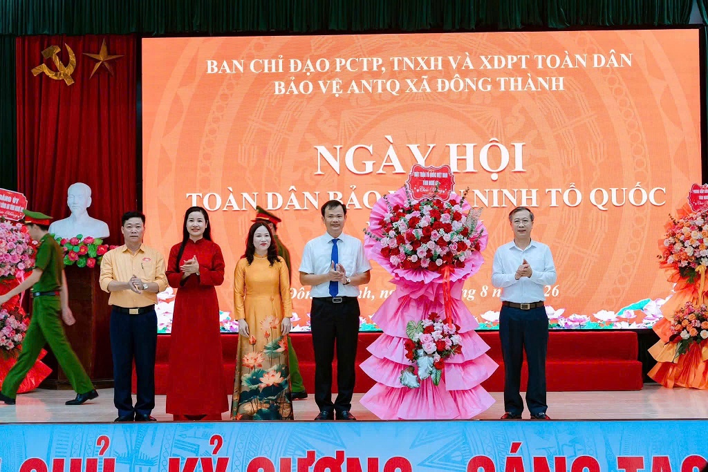 Thay mặt UBMTTQ tỉnh Nghệ An, đồng chí Nguyễn Đức Thành - Phó Chủ tịch UBMTTQ tỉnh tặng hoa chúc mừng Đảng bộ, chính quyền và Nhân dân xã Đông Thành
