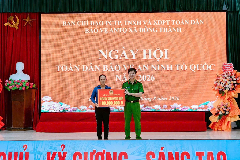 Đồng chí Đại tá Phạm Thành Long, Phó Giám đốc Công an tỉnh trao biểu trưng hỗ trợ xây dựng nhà tình nghĩa tặng hộ gia đình có hoàn cảnh khó khăn