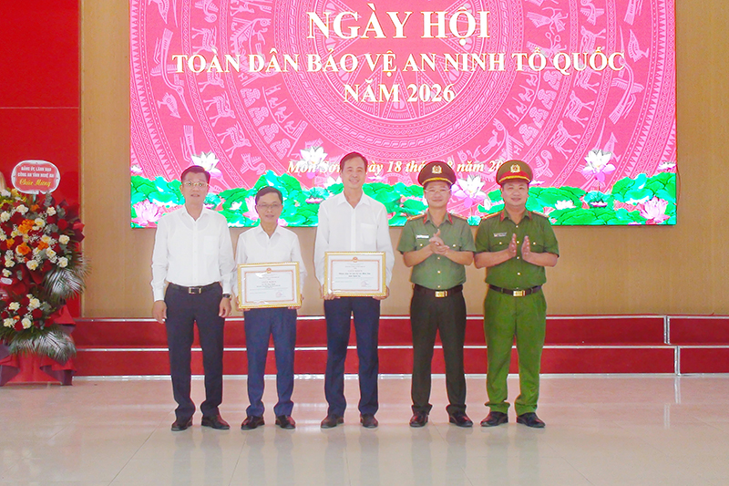Đồng chí Đại tá Trần Ngọc Tuấn, Ủy viên Ban Thường vụ Đảng ủy, Phó Giám đốc Công an tỉnh trao Giấy khen của Giám đốc Công an tỉnh tặng cá nhân có thành tích xuất sắc trong phong trào toàn dân bảo vệ an ninh Tổ quốc