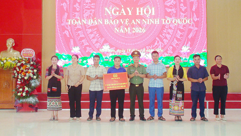 Đồng chí Đại tá Trần Ngọc Tuấn, Ủy viên Ban Thường vụ Đảng ủy, Phó Giám đốc Công an tỉnh trao biểu trưng tặng 21 bộ máy tính cho Cấp ủy, Ban quản lý các bản trên địa bàn xã Môn Sơn