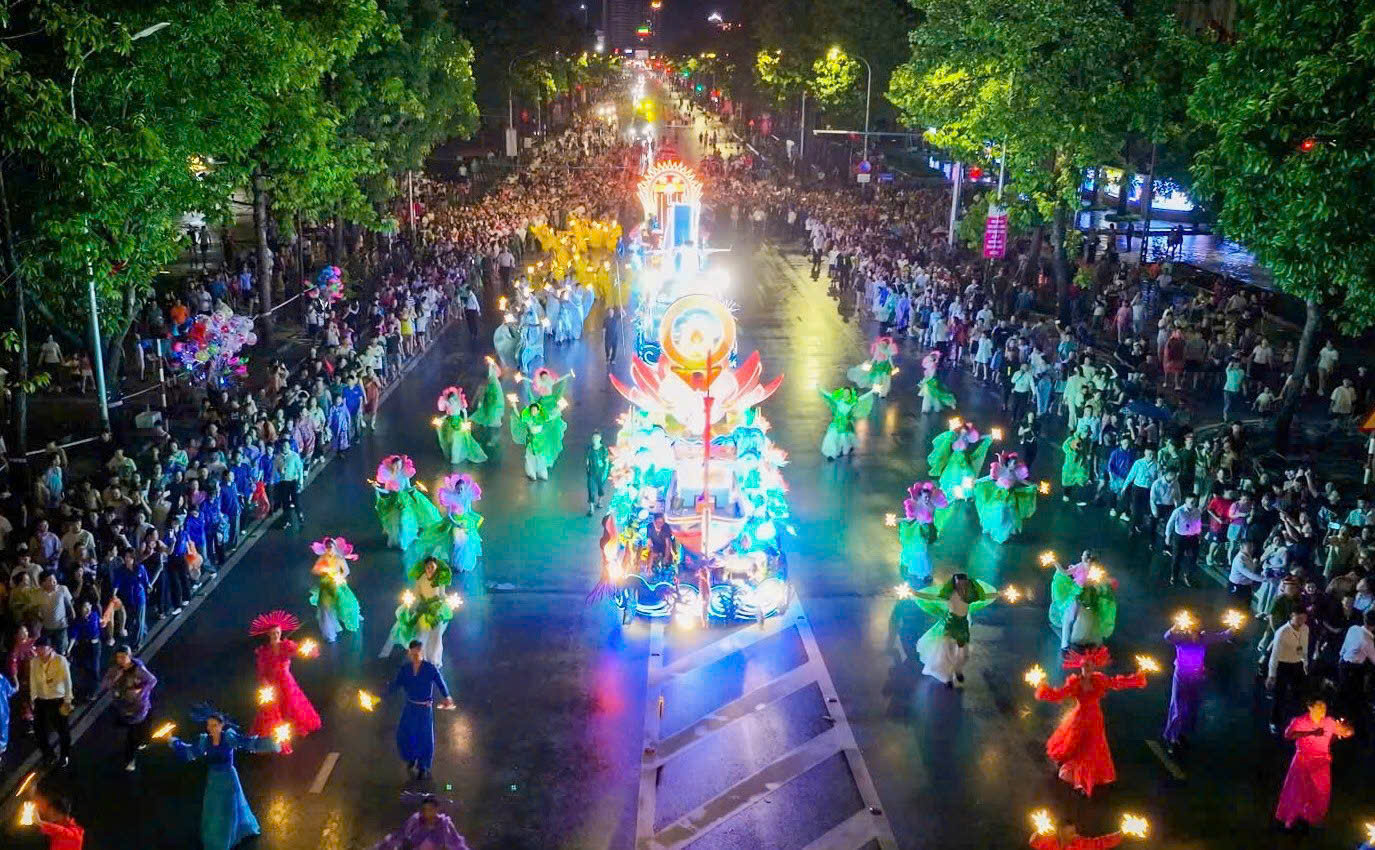 Lễ hội đường phố Carnival Nghệ An 2026 với chủ đề “Ánh dương bất tận” thu hút người dân tham gia và cổ vũ