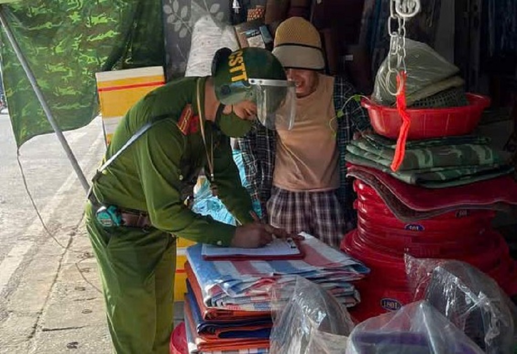 Công an xã Bích Hào ra quân giải tỏa hành lang an toàn giao thông