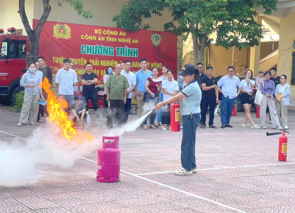 Chương trình được tổ chức hàng tháng, tạo điều kiện để người dân có cơ hội trực tiếp tham gia trải nghiệm, thực hành kỹ năng PCCC và CNCH