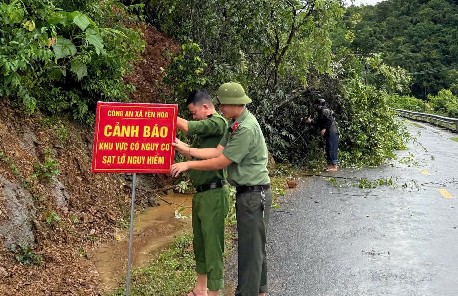 Công an xã Yên Hòa xử lý cây đổ ra đường và cắm biển cảnh báo 