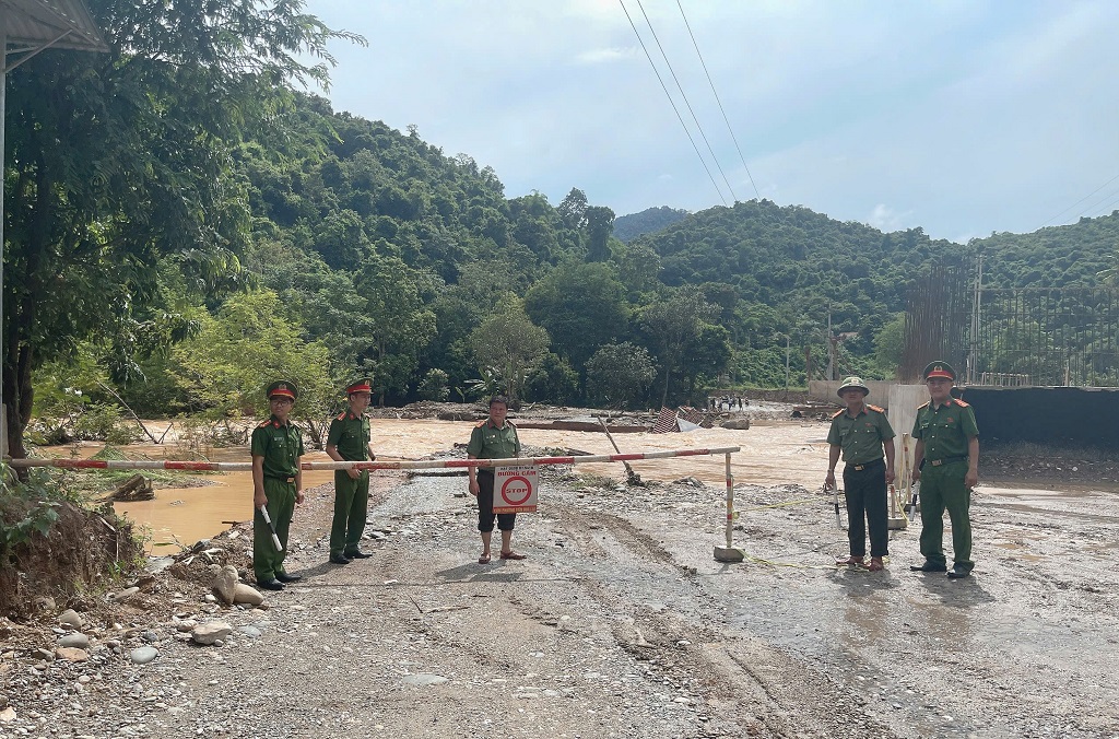 Cầu tràn ngập nước, Công an xã Tam Thái lập barie cảnh báo phương tiện và người dân qua lại