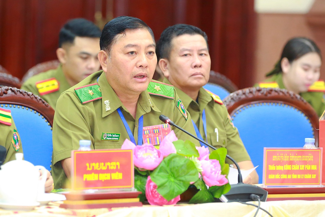 Đồng chí Thiếu tướng Kông Chăn Xay Păn Nha, Giám đốc, Trưởng đoàn đại biểu Công an tỉnh Bo Ly Khăm Xay phát biểu tại Hội nghị