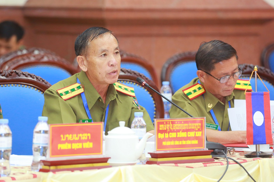Đồng chí Đại tá Chu Xồng Chư Xay, Phó Giám đốc, Trưởng đoàn đại biểu Công an tỉnh Xiêng Khoảng phát biểu tại Hội nghị 