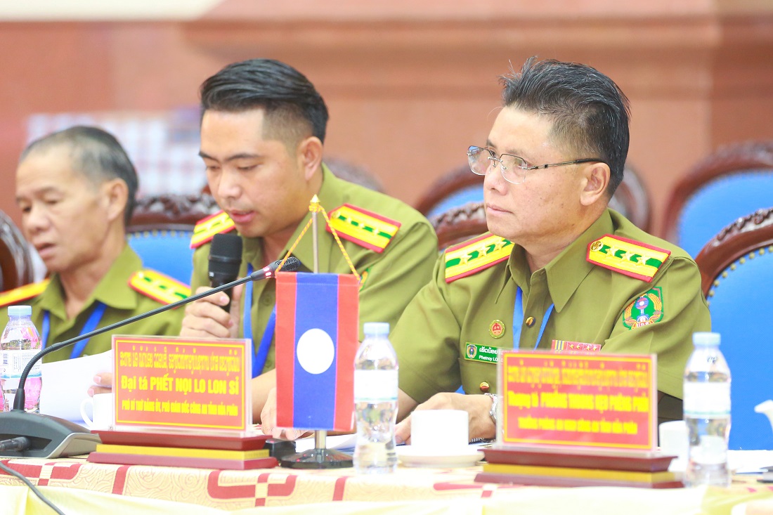 Đồng chí Đại tá Phết Nọi Lo Lon Sỉ, Phó Giám đốc, Trưởng đoàn đại biểu Công an tỉnh Hủa Phăn phát biểu tại Hội nghị