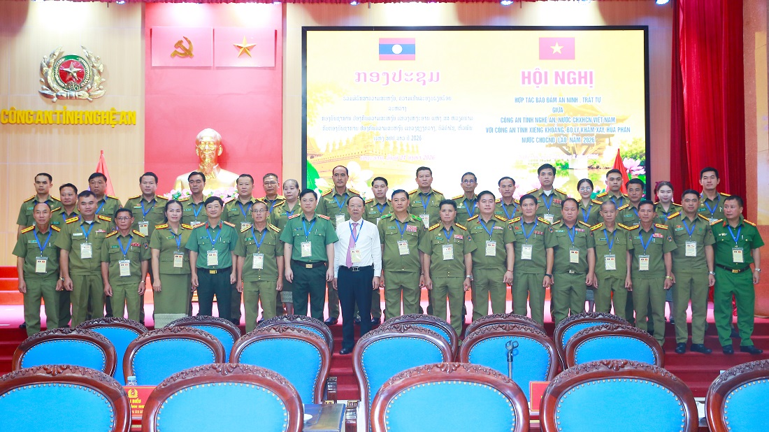 Đại biểu chụp ảnh lưu niệm
