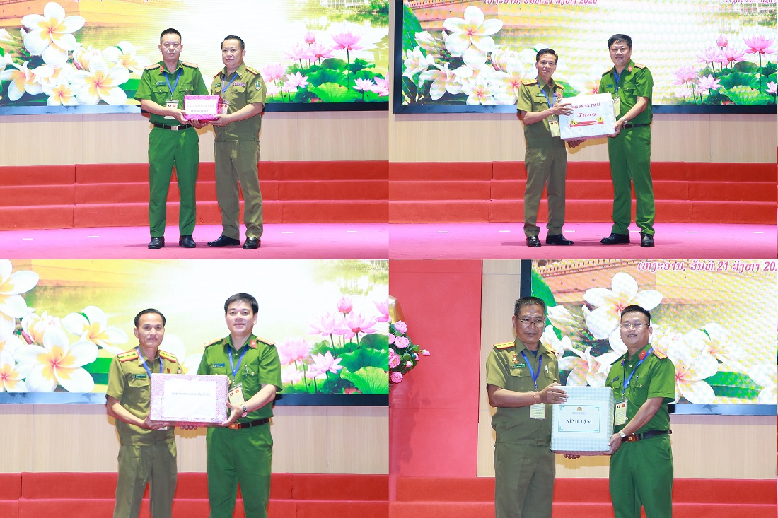 Đại diện Công an các tỉnh tặng quà, chia sẻ tình cảm tốt đẹp, khẳng định tình đoàn kết đặc biệt và sự hợp tác toàn diện giữa Công an tỉnh Nghệ An với 03 tỉnh nước bạn Lào 