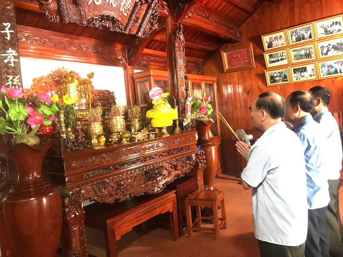 Hội Cựu Công an nhân dân tỉnh dâng hương tưởng nhớ Thiếu tướng Lê Văn Khiêu - vị Thiếu tướng đầu tiên của Công an Nghệ Tĩnh
