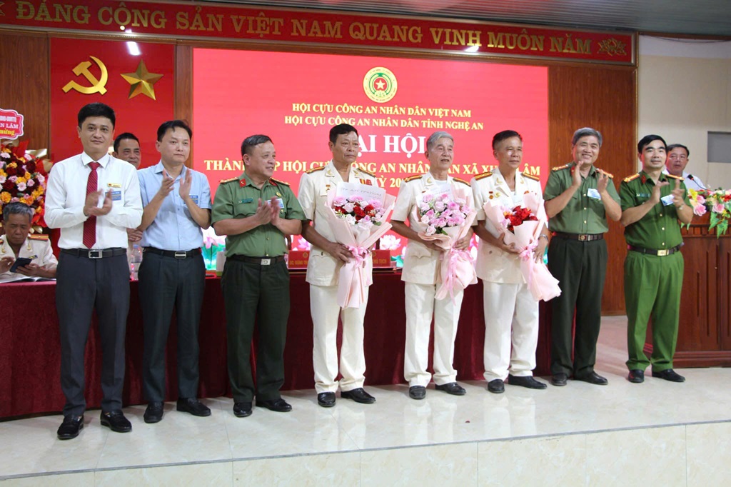 Lãnh đạo Hội Cựu Công an nhân dân tỉnh và xã Xuân Lâm tặng hoa chúc mừng Ban Chấp hành Hội Cựu Công an nhân dân xã Xuân Lâm 