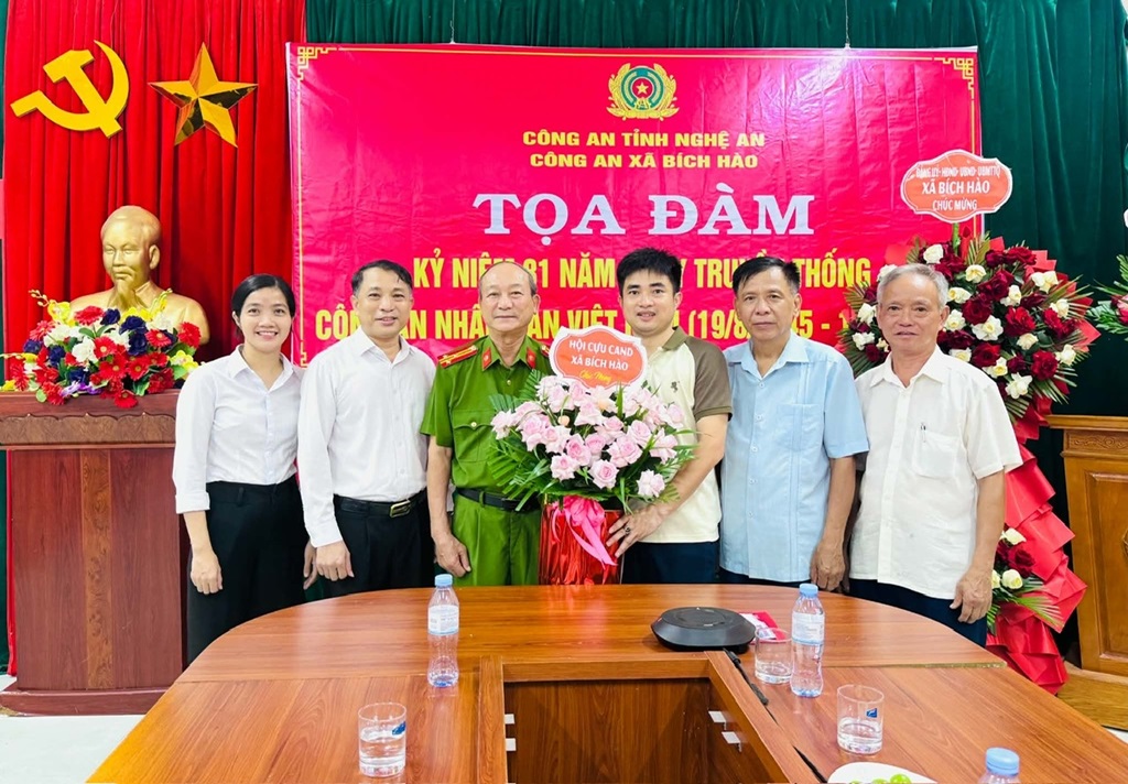 Hội Cựu Công an nhân dân xã Bích Hào tặng hoa chúc mừng Công an xã Bích Hào nhân kỷ niệm 81 năm Ngày truyền thống CAND Việt Nam