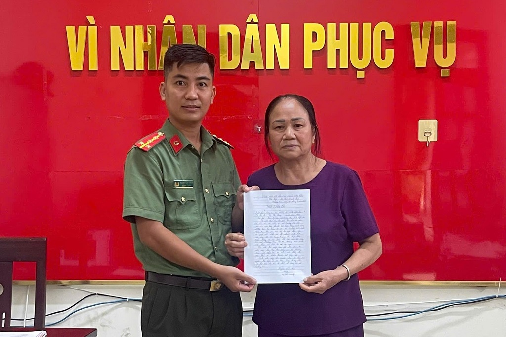 Bà Vy Thị Dung - mẹ anh May viết thư cảm ơn Công an xã Mường Xén và Đại uý Hoàng Tiến Thành và Thượng uý Hồ Hồng Quân