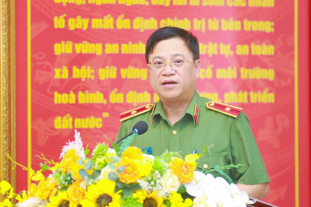 Đồng chí Thiếu tướng Đinh Việt Dũng, Ủy viên Ban Thường vụ Tỉnh ủy, Bí thư Đảng ủy, Giám đốc Công an tỉnh phát biểu chỉ đạo