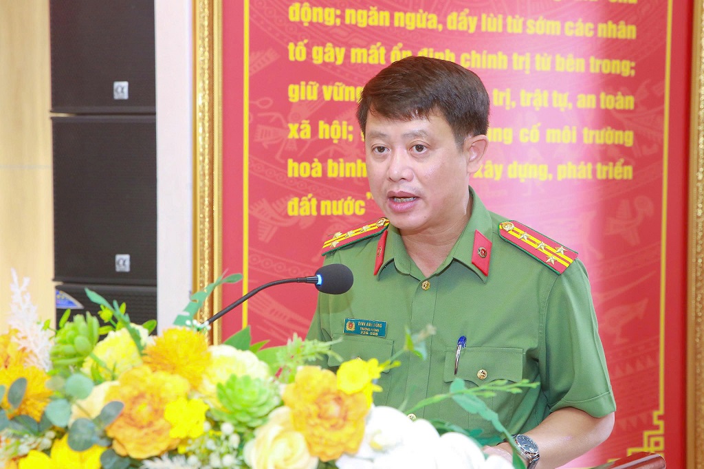 Đồng chí Đại tá Đinh Anh Dũng, Ủy viên Ban Thường vụ Đảng ủy, Trưởng phòng Tổ chức cán bộ công bố các quyết định