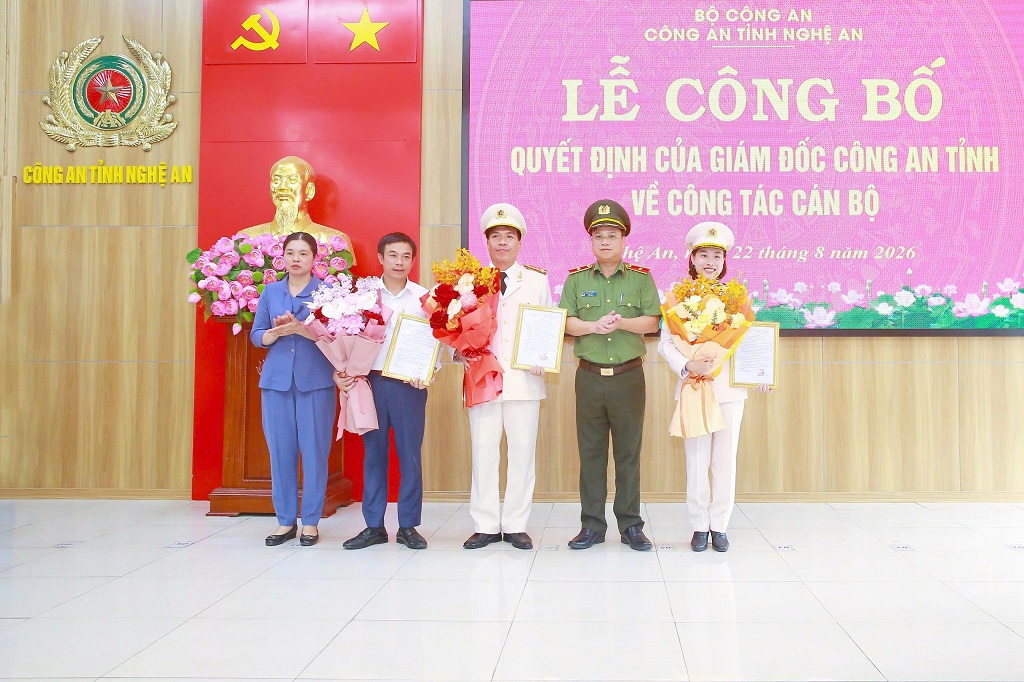 Các đồng chí: Thiếu tướng Đinh Việt Dũng, Ủy viên Ban Thường vụ Tỉnh ủy, Bí thư Đảng ủy, Giám đốc Công an tỉnh; Hồ Thị Châu Loan, Phó Giám đốc Sở Giaso dục và Đào tạo Nghệ An trao Quyết định về việc điều động, bổ nhiệm Ban Giám hiệu Trường Văn hóa Công an nhân dân VI
