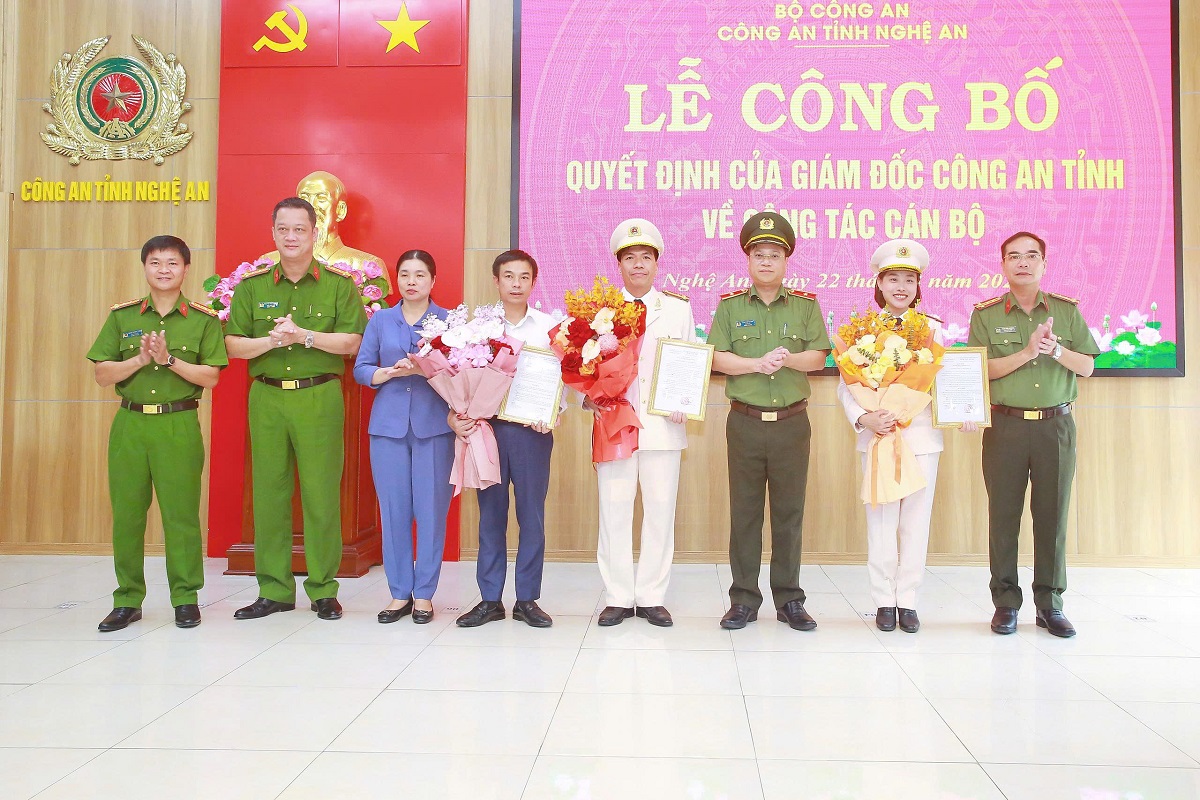 Ban Thường vụ Đảng ủy, Lãnh đạo Công an tỉnh và đại diện Lãnh đạo  Sở Giáo dục và Đào tạo tặng hoa chúc mừng 