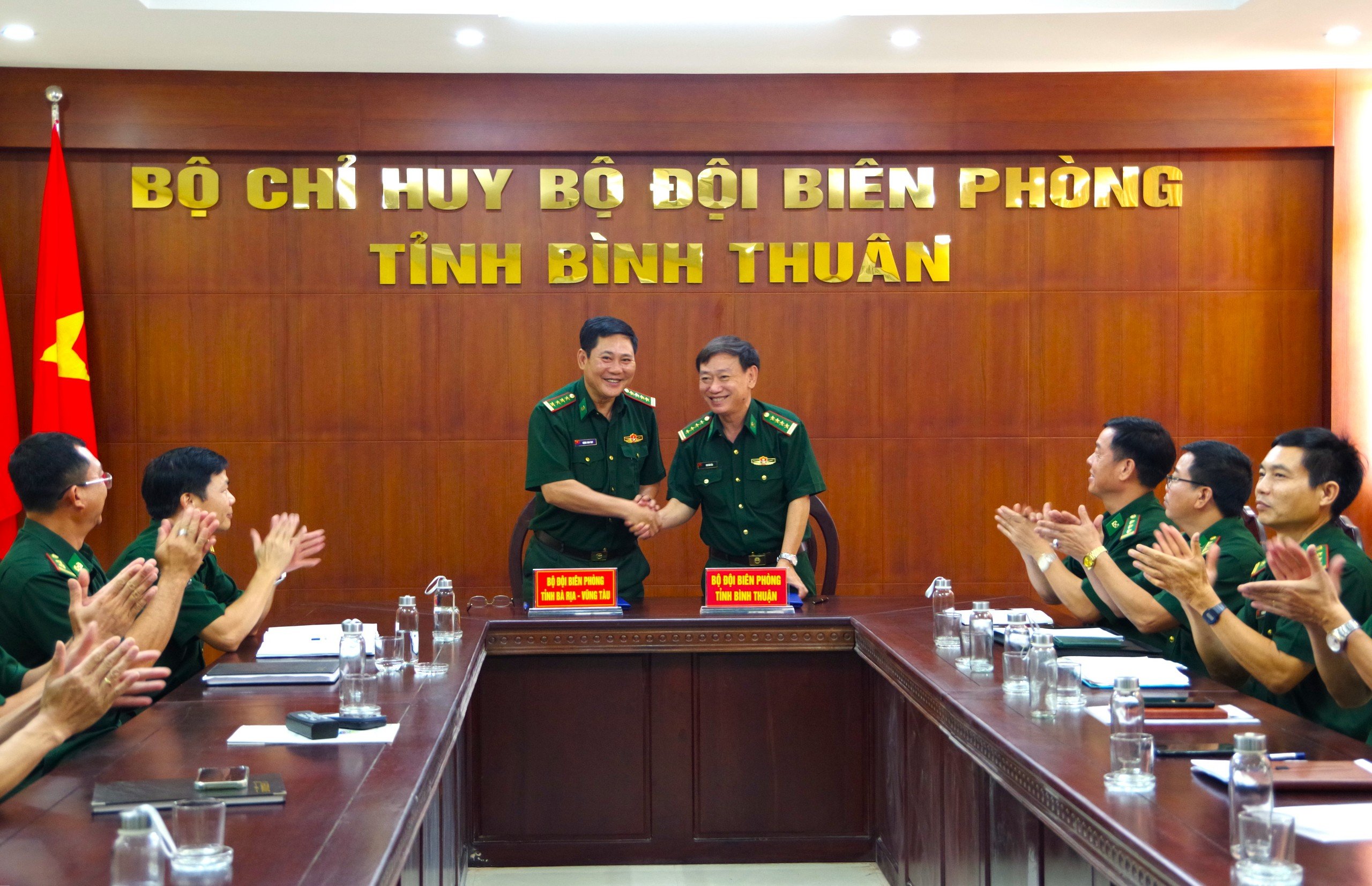 Lãnh đạo BĐBP 2 tỉnh ký kết biên bản làm việc giữa hai đơn vị.