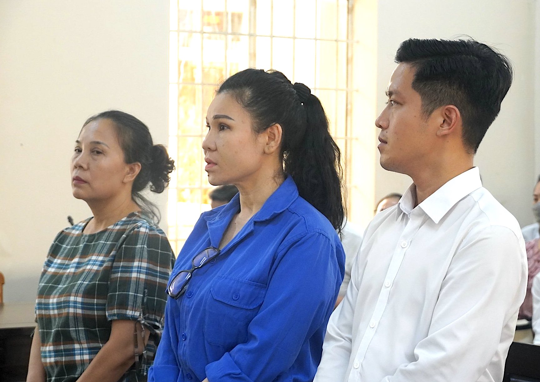 Bị cáo Lâm Thị Thu Trà (ở giữa) cùng 2 đồng phạm tại phiên xét xử.