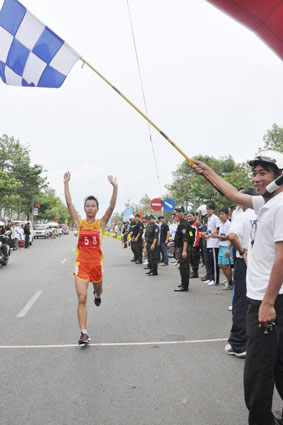 VĐV Nguyễn Ngọc Hậu (số 58 - Bình Phước) về nhất nội dung tuyển nữ 5.000m. Ảnh: DIỄM QUỲNH