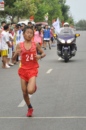 Khán giả cổ vũ nhiệt tình cho Nguyễn Thành Đạt, VĐV nhỏ tuổi nhất ở cự ly 10.000m nam hệ đội tuyển. Ảnh: Trần Trà