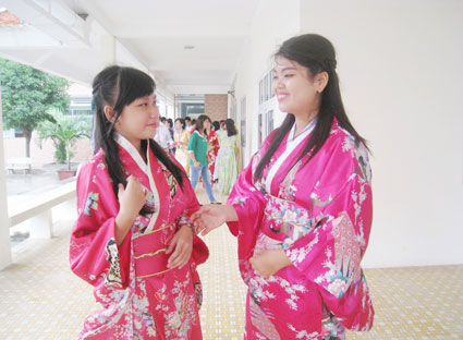 Thiếu nữ Việt Nam với trang phục kimono Nhật Bản.