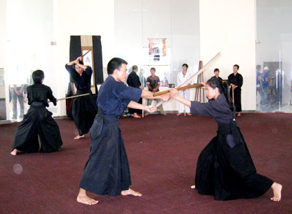 Các võ sinh của võ đường Shobukan Việt Nam tại TP. Hồ Chí Minh biểu diễn kiếm thuật Katori Shinto Ryu tại “Ngày Văn hóa Việt - Nhật” được tổ chức tại tỉnh Bà Rịa - Vũng Tàu.