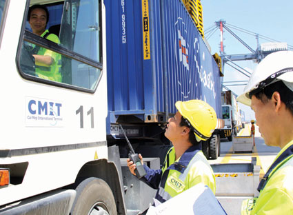 Nhân lực phục vụ cho cảng biển và dịch vụ logistics hiện nay thiếu và yếu, vì vậy cần có chiến lược đào tạo kịp thời. Trong ảnh: Nhân viên điều hành xe chở container tại cảng quốc tế Cái Mép.