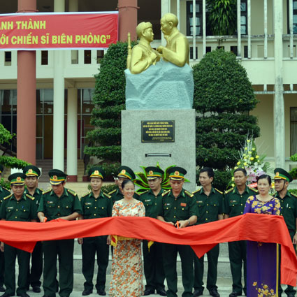 Inaugurates monument “Uncle Ho and border soldier”