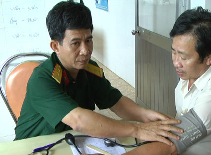 Cán bộ quân y lực lượng vũ trang tỉnh khám chữa bệnh cho nhân dân xã Cù Bị. Ảnh: ĐINH HÙNG