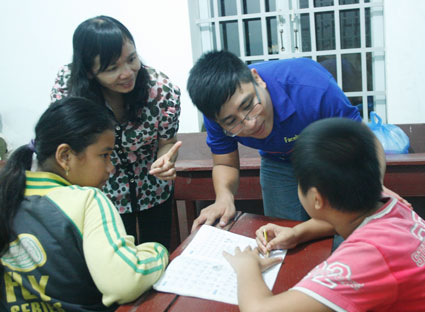 Các em cần nhiều sự chung tay và quan tâm của toàn xã hội. Trong ảnh: cô Lý Thị Sự, giáo viên lớp tình thương và bạn Hùng, trưởng Hội người Nam Định tại Vũng Tàu đang hỏi han tình hình học tập của em Nguyễn Thành Nghĩa  .