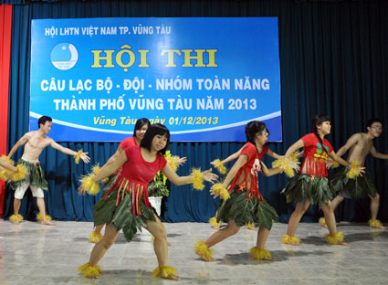 CLB kỹ năng phường 10 đồng diễn dân vũ trong hội thi.