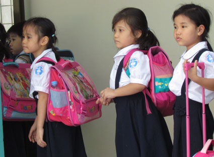 Nhiều trường học tại TP.Vũng Tàu không có bán trú, nên phụ huynh phải gửi con tại nhà giáo viên. Trong ảnh: Giờ tan học của học sinh trường Tiểu học Hạ Long (TP.Vũng Tàu).