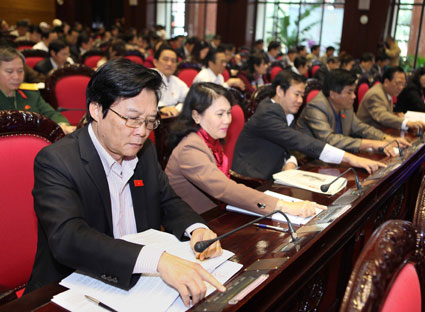 Các đại biểu Quốc hội ấn nút thông qua Hiến pháp (sửa đội) Ảnh: TTXVN.