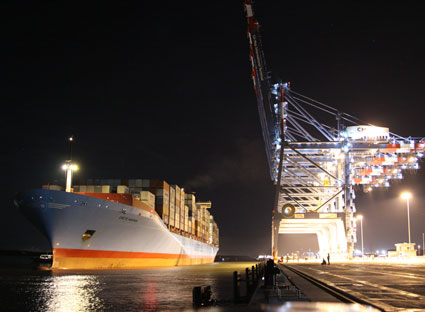 Việc phát triển cảng biển gắn kết với phát triển các dịch vụ logistics đồng bộ là mục tiêu quan trọng trong chính sách phát triển kinh tế của tỉnh BR-VT. Trong ảnh: Tàu Grete Maersk với tải trọng 9.038 TEU (tương đương với 115.700 DWT) của hãng tàu Maersk Line cập cảng CMIT huyện Tân Thành, tỉnh BR-VT. Ảnh: THÀNH HUY