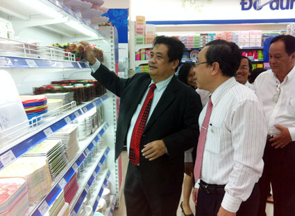 Ông Hồ Văn Niên, Phó Chủ tịch UBND tỉnh tham quan siêu thị Co.op Mart Vũng Tàu 2 nhân dịp khai trương.