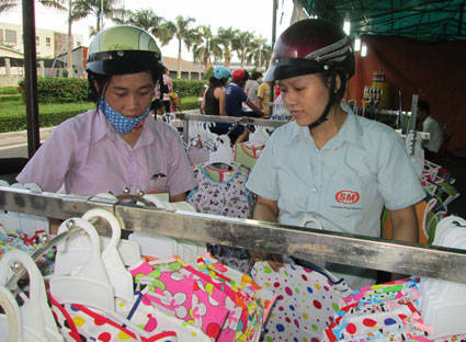 Công nhân chọn mua quần áo may sẵn làm quà Tết.