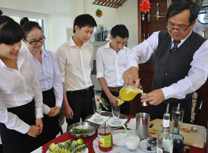 Thầy Nguyễn Huy Phú (bìa phải) hướng dẫn sinh viên công thức pha một loại  đồ uống.