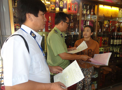 Đoàn kiểm tra liên ngành của tỉnh kiểm tra an toàn thực phẩm đối với  mặt hàng rượu.