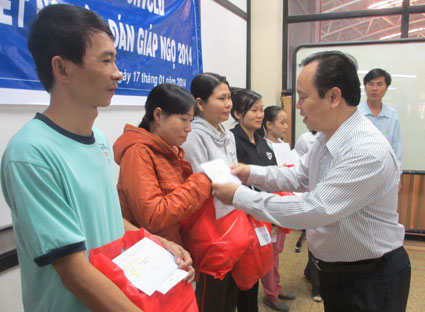 Ông Đoàn Hữu Mai, Phó Chủ tịch LĐLĐ tỉnh trao quà Tết cho công nhân Công ty CP Tong Hong Tannery Việt Nam.  