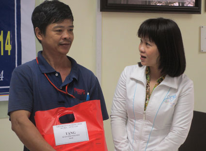 Bà Nguyễn Trúc Chi, cán bộ Ban Quản lý các Khu công nghiệp tặng quà và thăm hỏi, động viên công nhân lao động.