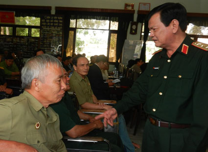 Thượng tướng Nguyễn Thành Cung tặng quà cho đại diện trung tâm