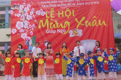 Một tiết mục văn nghệ do các cô giáo cùng cha mẹ học sinh và các bé trường Mầm non Ánh Dương biểu diễn.