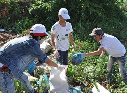 Thanh niên tình nguyện thu gom rác tại hẻm 19 đường Nơ Trang Long.