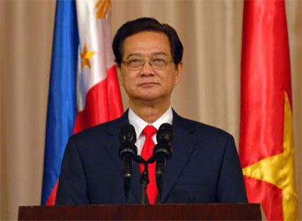 Thủ tướng Nguyễn Tấn Dũng trong một cuộc họp báo tại Philippines.