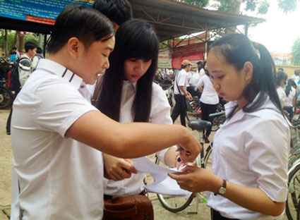 Thí sinh trao đổi với nhau sau môn thi Ngữ Văn. Ảnh: THANH NGA