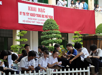 Thí sinh tranh thủ ôn bài trước giờ vào thi môn Ngữ Văn tại Hội đồng thi THPT Trần Nguyên Hãn, TP. Vũng Tàu. Ảnh: PHÚC LƯU