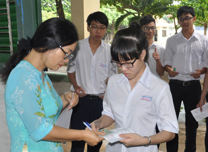 Giám thị coi thi kiểm tra thẻ dự thi của thí sinh trước khi vào phòng thi tại Hội đồng thi THPT Trần Nguyên Hãn, TP. Vũng Tàu. Ảnh: NGỌC NGUYỄN